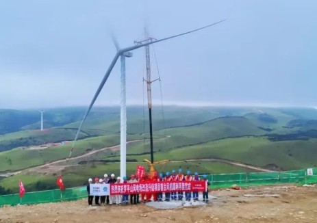 罗平山风电场改造升级项目首台新型风机吊装成功