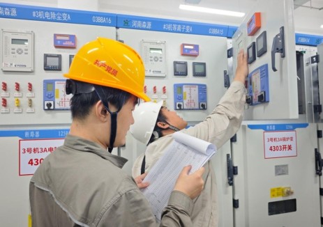 国家能源集团哈热公司二期扩建工程4号机组首台干式变压器公用变完成送电工作