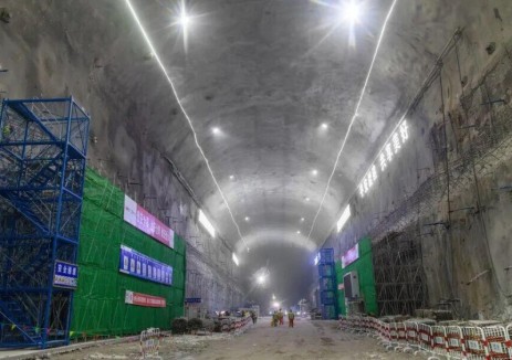 孟底沟水电站引水发电系统地下厂房岩锚梁首仓混凝土浇筑完成