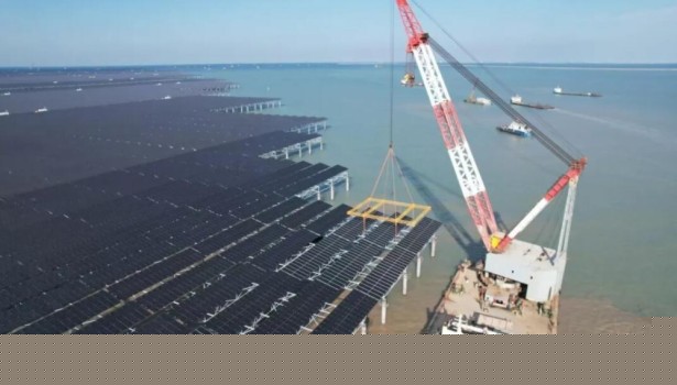 中核田湾海上光伏项目标段一模块吊装任务圆满完成