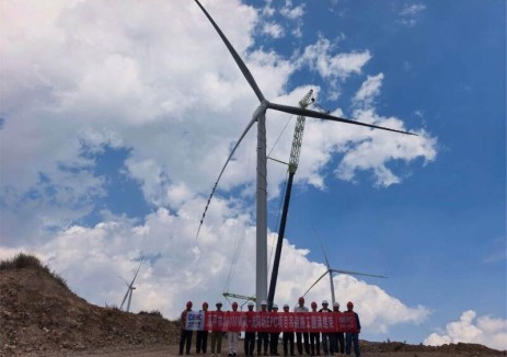 山西忻州原平市50MW光伏+50MW风电同场结合生态治理基地项目8台6.25MW风机吊装全部完成