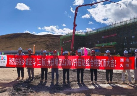 湖南省株洲市醴陵沩山风电项目完成首台风机吊装