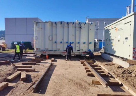 华润电力京津冀新能源公司远通隆化80MW光伏项目升压站主设备就位完成