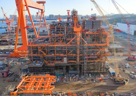 我国首个海上注碳增气平台主体建造完工