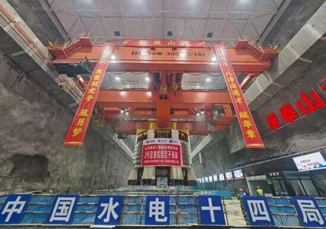 国网新源山东泰安二期抽蓄电站2号定速机组定子吊装完成