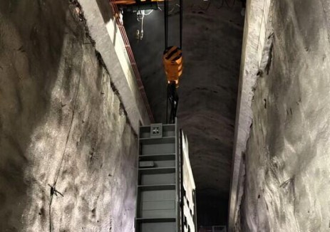 湖南省岳阳市平江抽水蓄能电站尾闸室3号机组事故闸门吊装完成