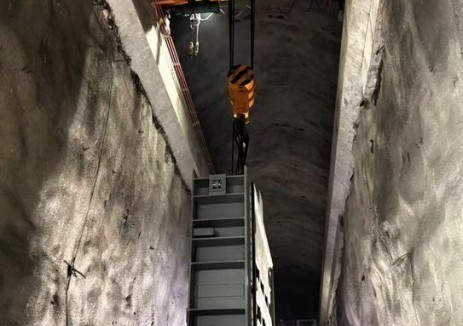 湖南省岳阳市平江抽水蓄能电站尾闸室3号机组事故闸门吊装完成