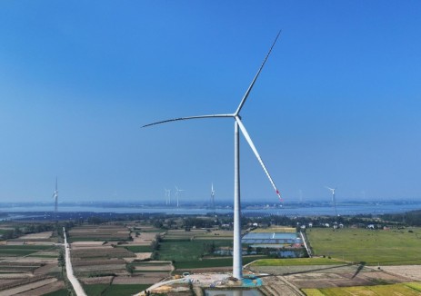 国家电投集团江苏公司泗洪100兆瓦风电项目首台风机吊装完成