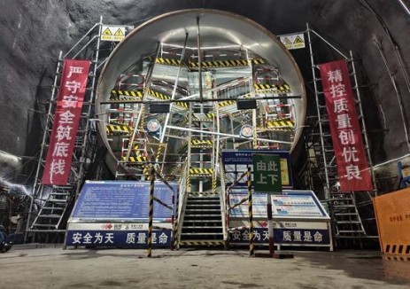 两河口混合式抽水蓄能电站压力钢管安装岔管首条缝焊接完成