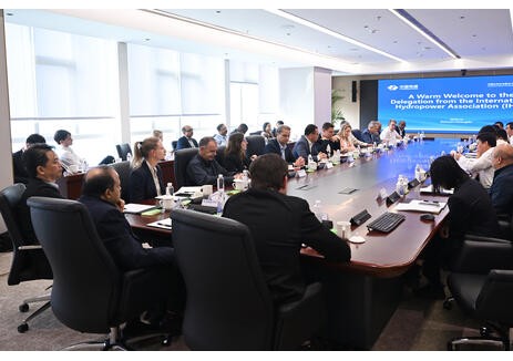 水电五局党委副书记、总经理张勇与国际水电协会代表团一行交流座谈
