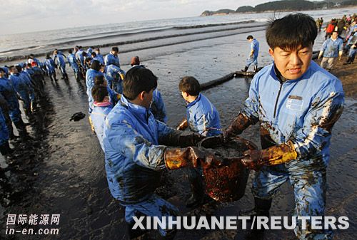 韩国西部沿海发生油轮原油泄漏事故