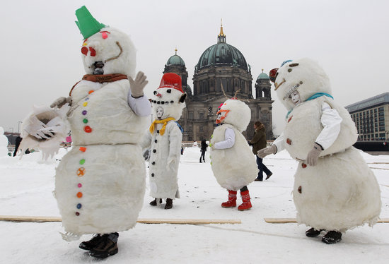 德国<em>环保人士</em>扮成雪人呼吁关注气候变化