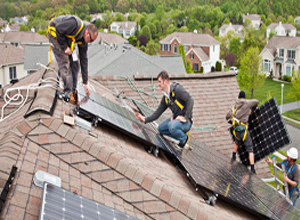 美国掀起屋顶太阳能<em>电池板安装</em>热潮