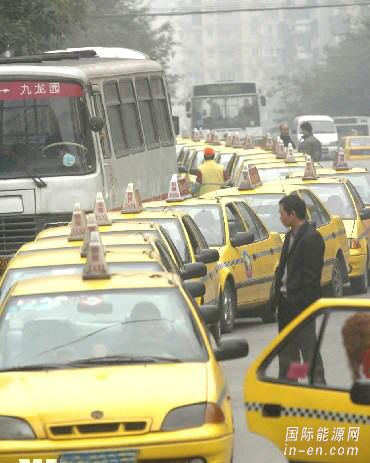 在重庆渝北区一加气站附近，出租车排起近千米长队等待加气