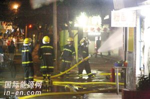 貨車撞斷閥門煤氣噴射4樓高(圖)