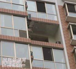 媽媽擰開燃氣后忘了關 兒子點火抽煙引起爆炸傷倆人