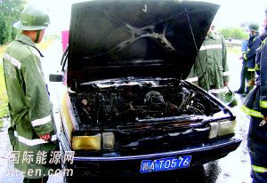 燃氣出租車行駛中起火