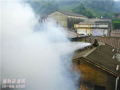 出租屋著火女租客爬屋頂逃生