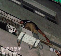 疑家中煤氣泄漏 爬上窗口喚兒自己卻掛住了