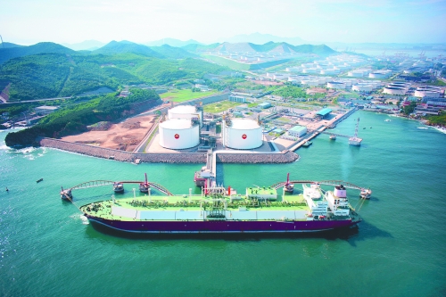 全球最大<em>液化天然气运输船</em>抵达大连LNG接收站码头