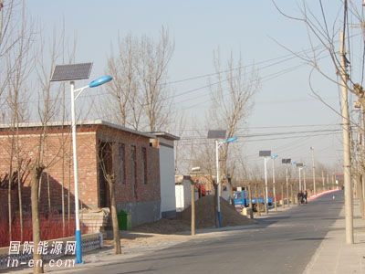 <em>北京市大兴区</em>村庄两千多盏太阳能路灯安装到位