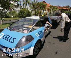 瑞士青年驾<em>太阳能汽车</em>来到巴厘岛