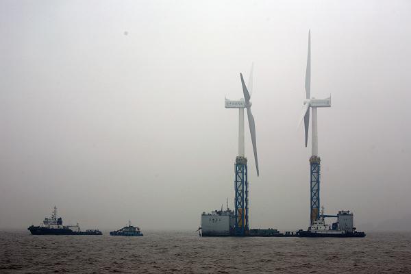 上海<em>东海大桥</em>风力发电两台风机同时运抵