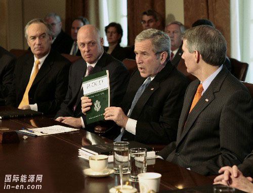 2007年2月5日,美国总统布什(右二)在首都华盛顿白宫举行的内阁会议上