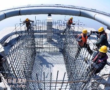 加紧建设中的天津港30万吨级原油码头工程
