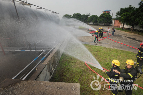 石油气严重泄漏 "<em>生化</em>战士"速现解危机