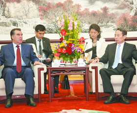 <em>塔吉克斯</em>坦总统拉赫蒙访问中国石油