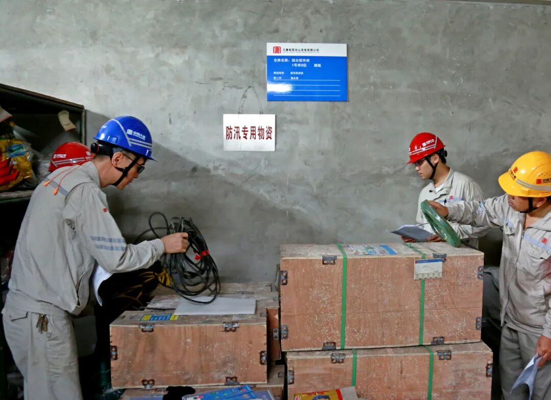 图为合山公司对防汛专用物资开展检查(郭光前摄).jpg