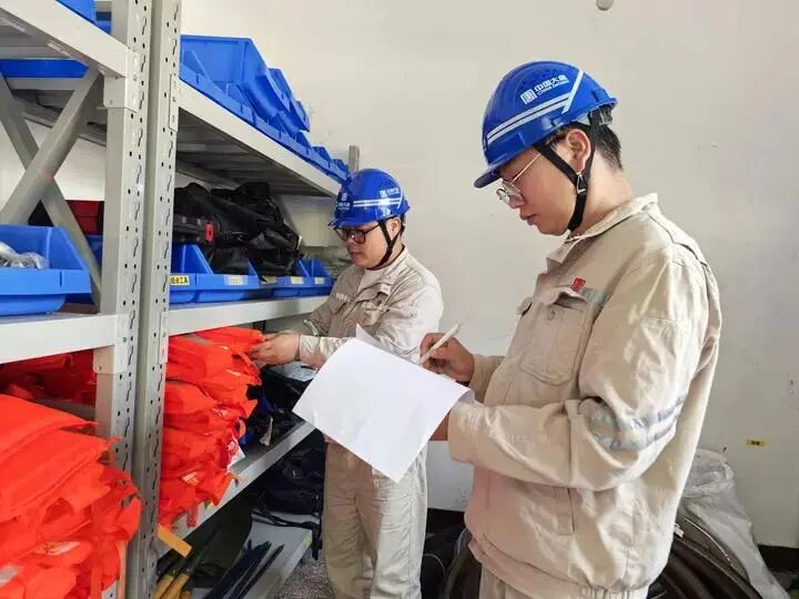 深圳公司所属白水河电厂现场人员正在对防汛物资进行检查2--丁佳摄.jpg