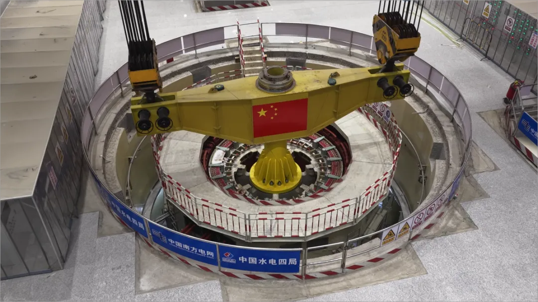 我国首台国产变速抽蓄机组转子成功吊装(8).png
